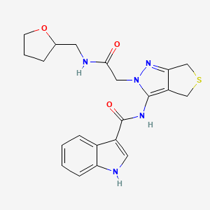 molecular formula C21H23N5O3S B2721716 N-(2-(2-oxo-2-(((tetrahydrofuran-2-yl)methyl)amino)ethyl)-4,6-dihydro-2H-thieno[3,4-c]pyrazol-3-yl)-1H-indole-3-carboxamide CAS No. 1172992-35-6
