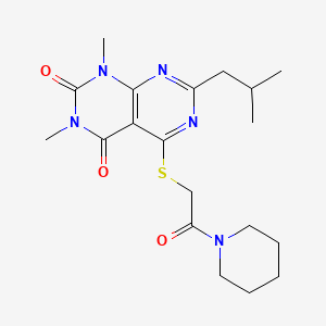 B2729202 1,3-Dimethyl-7-(2-methylpropyl)-5-(2-oxo-2-piperidin-1-ylethyl)sulfanylpyrimido[4,5-d]pyrimidine-2,4-dione CAS No. 893393-42-5