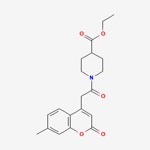 molecular formula C20H23NO5 B2733881 乙酸1-(2-(7-甲基-2-氧代-2H-香豆素-4-基)乙酰)哌啶-4-酸酯 CAS No. 919855-02-0