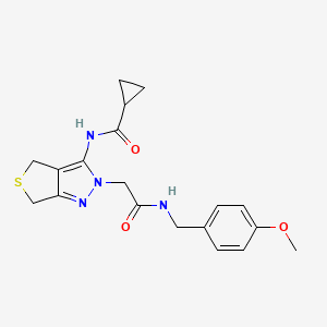 B2736158 N-(2-(2-((4-methoxybenzyl)amino)-2-oxoethyl)-4,6-dihydro-2H-thieno[3,4-c]pyrazol-3-yl)cyclopropanecarboxamide CAS No. 1105218-44-7