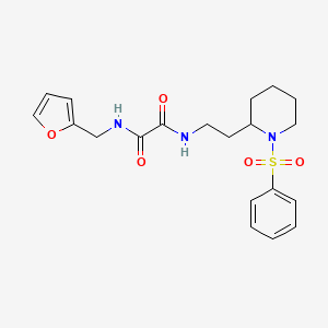 molecular formula C20H25N3O5S B2742363 N'-{2-[1-(benzenesulfonyl)piperidin-2-yl]ethyl}-N-[(furan-2-yl)methyl]ethanediamide CAS No. 898444-73-0
