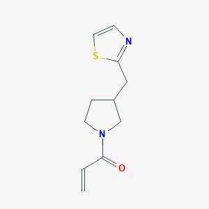 molecular formula C11H14N2OS B2744749 1-[3-(1,3-Thiazol-2-ylmethyl)pyrrolidin-1-yl]prop-2-en-1-one CAS No. 2361639-83-8