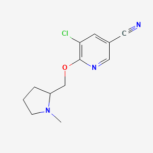 molecular formula C12H14ClN3O B2752116 5-氯-6-[(1-甲基吡咯啉-2-基)甲氧基]吡啶-3-碳腈 CAS No. 2200034-09-7