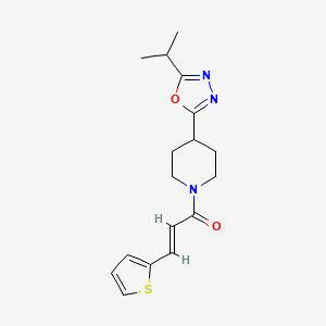 (E)-1-(4-(5-isopropyl-1,3,4-oxadiazol-2-yl)piperidin-1-yl)-3-(thiophen-2-yl)prop-2-en-1-one