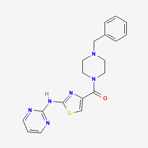 (4-Benzylpiperazin-1-yl)(2-(pyrimidin-2-ylamino)thiazol-4-yl)methanone