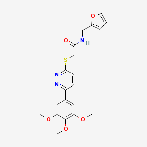 molecular formula C20H21N3O5S B2767453 N-[(furan-2-yl)methyl]-2-{[6-(3,4,5-trimethoxyphenyl)pyridazin-3-yl]sulfanyl}acetamide CAS No. 900009-00-9
