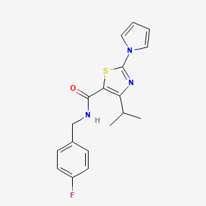 molecular formula C18H18FN3OS B2767941 N-[(4-fluorophenyl)methyl]-4-(propan-2-yl)-2-(1H-pyrrol-1-yl)-1,3-thiazole-5-carboxamide CAS No. 1251675-14-5