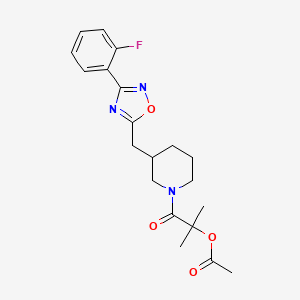 1-(3-((3-(2-Fluorophenyl)-1,2,4-oxadiazol-5-yl)methyl)piperidin-1-yl)-2-methyl-1-oxopropan-2-yl acetate