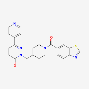 2-{[1-(1,3-Benzothiazole-6-carbonyl)piperidin-4-yl]methyl}-6-(pyridin-4-yl)-2,3-dihydropyridazin-3-one