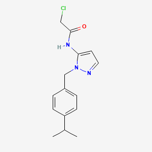 molecular formula C15H18ClN3O B2772398 2-chloro-N-(2-{[4-(propan-2-yl)phenyl]methyl}-2,3-dihydro-1H-pyrazol-3-ylidene)acetamide CAS No. 1955564-27-8