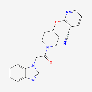 B2780434 2-((1-(2-(1H-benzo[d]imidazol-1-yl)acetyl)piperidin-4-yl)oxy)nicotinonitrile CAS No. 1797062-38-4