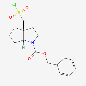 molecular formula C16H20ClNO4S B2781264 苄基(3aS,6aR)-3a-(氯磺酰甲基)-2,3,4,5,6,6a-六氢环戊[b]吡咯-1-羧酸酯 CAS No. 2137990-52-2