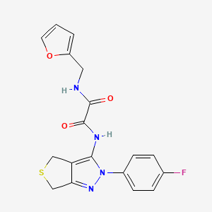 molecular formula C18H15FN4O3S B2781689 N-[2-(4-fluorophenyl)-2H,4H,6H-thieno[3,4-c]pyrazol-3-yl]-N'-[(furan-2-yl)methyl]ethanediamide CAS No. 899969-84-7