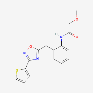 molecular formula C16H15N3O3S B2785112 2-methoxy-N-(2-((3-(thiophen-2-yl)-1,2,4-oxadiazol-5-yl)methyl)phenyl)acetamide CAS No. 1797139-87-7