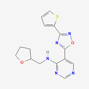 molecular formula C15H15N5O2S B2790975 N-((tetrahydrofuran-2-yl)methyl)-5-(3-(thiophen-2-yl)-1,2,4-oxadiazol-5-yl)pyrimidin-4-amine CAS No. 2034543-06-9
