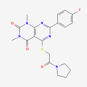 molecular formula C20H20FN5O3S B2791111 7-(4-Fluorophenyl)-1,3-dimethyl-5-(2-oxo-2-pyrrolidin-1-ylethyl)sulfanylpyrimido[4,5-d]pyrimidine-2,4-dione CAS No. 852169-65-4