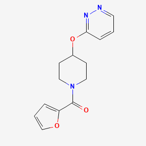 Furan-2-yl(4-(pyridazin-3-yloxy)piperidin-1-yl)methanone