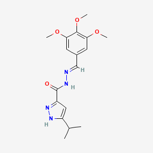 molecular formula C17H22N4O4 B2797198 (E)-3-isopropyl-N'-(3,4,5-trimethoxybenzylidene)-1H-pyrazole-5-carbohydrazide CAS No. 403659-67-6
