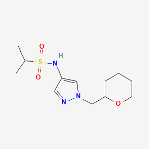 molecular formula C12H21N3O3S B2797988 N-(1-((tetrahydro-2H-pyran-2-yl)methyl)-1H-pyrazol-4-yl)propane-2-sulfonamide CAS No. 2034323-04-9