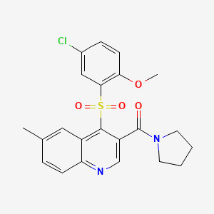 molecular formula C22H21ClN2O4S B2805675 4-[(5-Chloro-2-methoxyphenyl)sulfonyl]-6-methyl-3-(pyrrolidin-1-ylcarbonyl)quinoline CAS No. 1111052-42-6