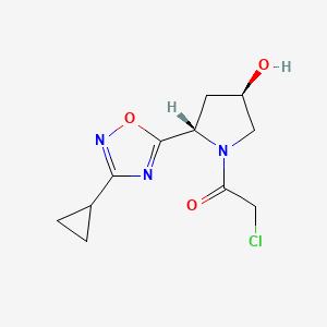2-Chloro-1-[(2S,4R)-2-(3-cyclopropyl-1,2,4-oxadiazol-5-yl)-4-hydroxypyrrolidin-1-yl]ethanone