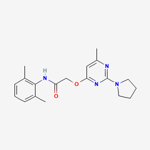 B2810037 N-(2,6-dimethylphenyl)-2-((6-methyl-2-(pyrrolidin-1-yl)pyrimidin-4-yl)oxy)acetamide CAS No. 1030096-97-9