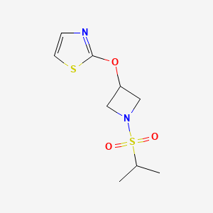 molecular formula C9H14N2O3S2 B2812922 2-((1-(异丙基磺酰)吖啶-3-基氧基)噻唑) CAS No. 1797571-80-2