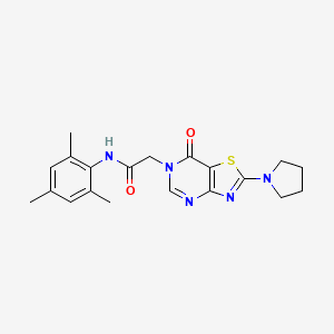 molecular formula C20H23N5O2S B2817201 2-[7-oxo-2-(pyrrolidin-1-yl)-6H,7H-[1,3]thiazolo[4,5-d]pyrimidin-6-yl]-N-(2,4,6-trimethylphenyl)acetamide CAS No. 1223989-29-4