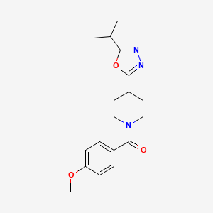 (4-(5-Isopropyl-1,3,4-oxadiazol-2-yl)piperidin-1-yl)(4-methoxyphenyl)methanone