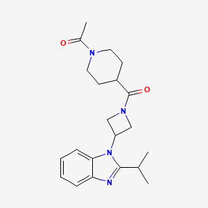 molecular formula C21H28N4O2 B2823379 1-(4-{3-[2-(propan-2-yl)-1H-1,3-benzodiazol-1-yl]azetidine-1-carbonyl}piperidin-1-yl)ethan-1-one CAS No. 2415534-46-0