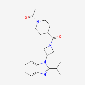 molecular formula C21H28N4O2 B2823379 1-[4-[3-(2-Propan-2-ylbenzimidazol-1-yl)azetidine-1-carbonyl]piperidin-1-yl]ethanone CAS No. 2415534-46-0