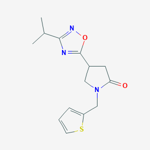 4-(3-Isopropyl-1,2,4-oxadiazol-5-yl)-1-(2-thienylmethyl)pyrrolidin-2-one