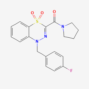 B2832643 1-(4-fluorobenzyl)-3-(1-pyrrolidinylcarbonyl)-4lambda~6~,1,2-benzothiadiazine-4,4(1H)-dione CAS No. 1251592-82-1
