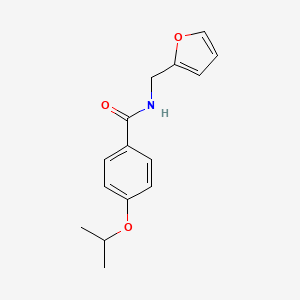 molecular formula C15H17NO3 B2833106 N-(furan-2-ylmethyl)-4-isopropoxybenzamide 