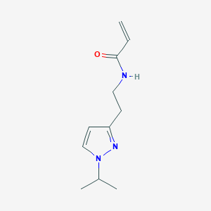 molecular formula C11H17N3O B2836806 N-[2-(1-Propan-2-ylpyrazol-3-yl)ethyl]prop-2-enamide CAS No. 2305470-15-7