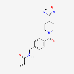 B2838343 N-[[4-[4-(1,2,4-Oxadiazol-3-yl)piperidine-1-carbonyl]phenyl]methyl]prop-2-enamide CAS No. 2361885-77-8