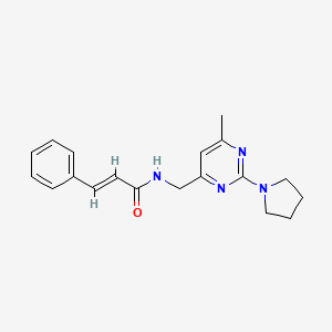 molecular formula C19H22N4O B2843007 N-((6-甲基-2-(吡咯啉-1-基)嘧啶-4-基)甲基)肉桂酰胺 CAS No. 1798398-20-5