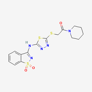 2-({5-[(1,1-Dioxido-1,2-benzothiazol-3-yl)amino]-1,3,4-thiadiazol-2-yl}sulfanyl)-1-(piperidin-1-yl)ethanone