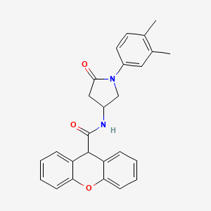 molecular formula C26H24N2O3 B2844460 N-[1-(3,4-二甲基苯基)-5-氧代吡咯烷-3-基]-9H-黄色素-9-羧酰胺 CAS No. 896371-81-6