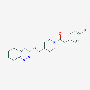 2-(4-Fluorophenyl)-1-(4-(((5,6,7,8-tetrahydrocinnolin-3-yl)oxy)methyl)piperidin-1-yl)ethan-1-one