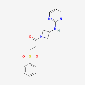 molecular formula C16H18N4O3S B2847930 3-(苯基磺酰)-1-(3-(嘧啶-2-基氨基)吖唑啉-1-基)丙酮 CAS No. 2309803-49-2
