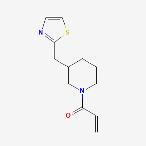B2848835 1-[3-(1,3-Thiazol-2-ylmethyl)piperidin-1-yl]prop-2-en-1-one CAS No. 2361645-88-5