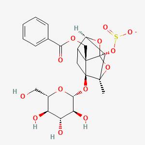 [(1R,2R,3S,6S,8R)-2-(Benzoyloxymethyl)-8-methyl-3-[(2R,3S,4R,5R,6S)-3,4,5-trihydroxy-6-(hydroxymethyl)oxan-2-yl]oxy-9,10-dioxatetracyclo[4.3.1.02,5.03,8]decan-1-yl] sulfite