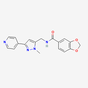 molecular formula C18H16N4O3 B2864186 N-{[1-methyl-3-(pyridin-4-yl)-1H-pyrazol-5-yl]methyl}-2H-1,3-benzodioxole-5-carboxamide CAS No. 2309746-21-0