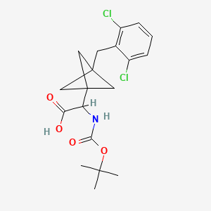 B2864389 2-[3-[(2,6-Dichlorophenyl)methyl]-1-bicyclo[1.1.1]pentanyl]-2-[(2-methylpropan-2-yl)oxycarbonylamino]acetic acid CAS No. 2287260-45-9