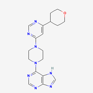 B2867831 6-[4-[6-(Oxan-4-yl)pyrimidin-4-yl]piperazin-1-yl]-7H-purine CAS No. 2415573-67-8