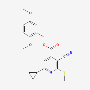 (2,5-Dimethoxyphenyl)methyl 3-cyano-6-cyclopropyl-2-(methylsulfanyl)pyridine-4-carboxylate