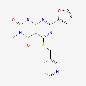 molecular formula C18H15N5O3S B2874684 7-(furan-2-yl)-1,3-dimethyl-5-{[(pyridin-3-yl)methyl]sulfanyl}-1H,2H,3H,4H-[1,3]diazino[4,5-d]pyrimidine-2,4-dione CAS No. 847191-25-7