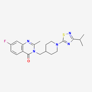 molecular formula C20H24FN5OS B2876154 7-Fluoro-2-methyl-3-({1-[3-(propan-2-yl)-1,2,4-thiadiazol-5-yl]piperidin-4-yl}methyl)-3,4-dihydroquinazolin-4-one CAS No. 2415463-77-1