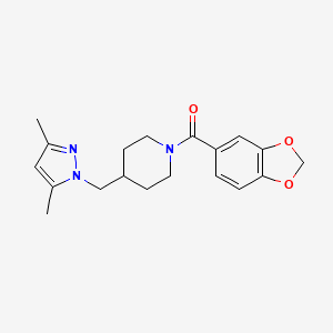 molecular formula C19H23N3O3 B2879681 苯并[d][1,3]二氧杂环-5-基(4-((3,5-二甲基-1H-吡唑-1-基)甲基)哌啶-1-基)甲酮 CAS No. 1286709-91-8